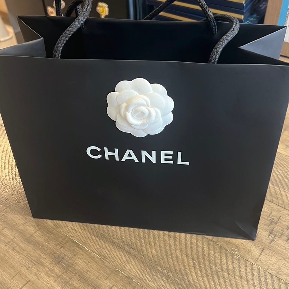 Shopping bag (also comes with a ribbon)